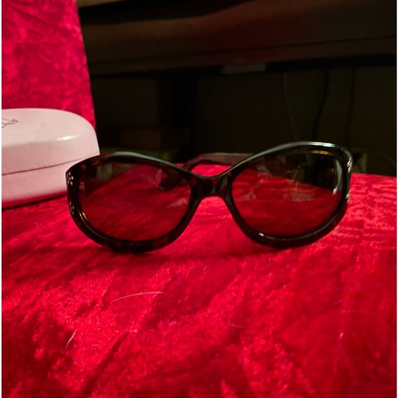 Phoebe Couture Tortoise Shell Sunglasses with rhinestone flowers includes case - Picture 2 of 4